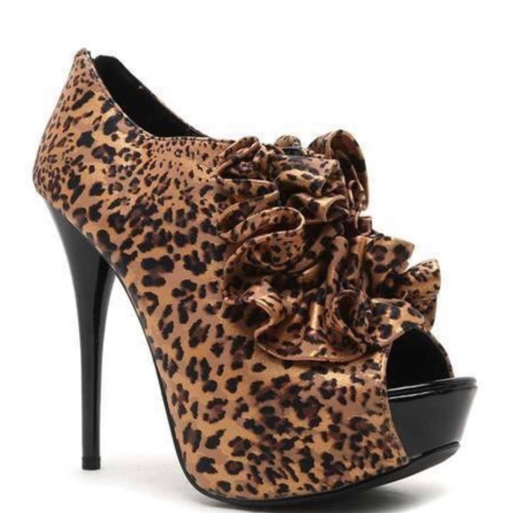 🇮🇹 MOVING TO ITALY 🇮🇹 SALE!! 
🎉Ruffle Ankle Leopard Bootie
